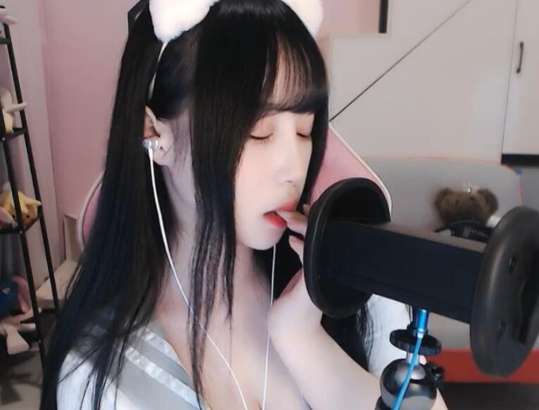 尤猫醒醒ASMR吃手指触发音:耳机助眠更贴近 斗鱼尤猫醒醒飞机福利吃手指