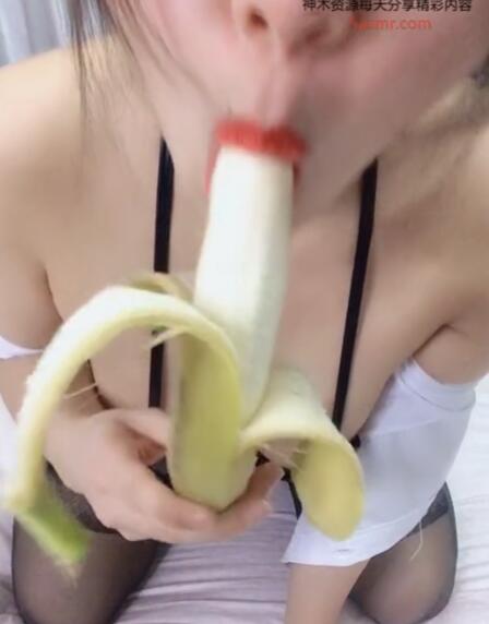 甜酥小奶猫ASMR轻语陪伴:深夜耳机氛围更沉浸 吃爸比的香蕉 斗鱼甜酥小奶猫火箭福利