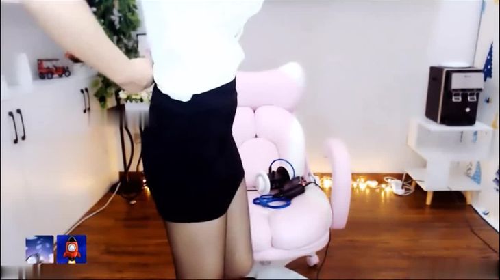 [在线ASMR]夏天到了，白鹿姬叫你吃雪糕了。标题为“白鹿姬 ASMR 轻语助眠：夏日雪糕陪伴感”。” title=